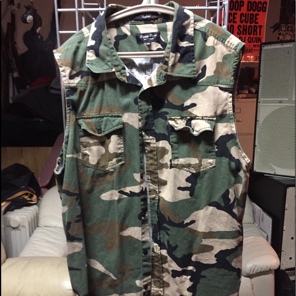 Women’s Camo sleeveless button up shirt